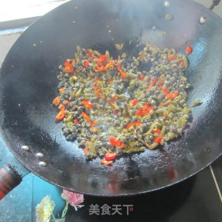 酸豆角炒螺肉的做法步骤：11