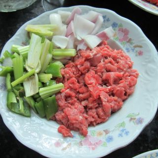 西芹洋葱炒牛肉的做法步骤：2