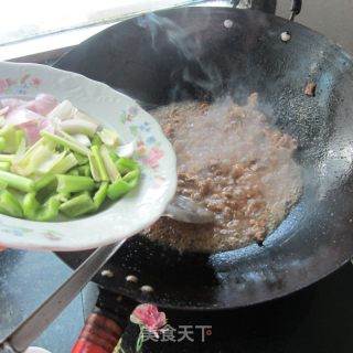 西芹洋葱炒牛肉的做法步骤：6