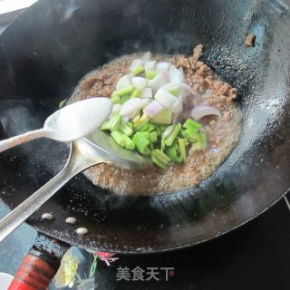 西芹洋葱炒牛肉的做法步骤：7