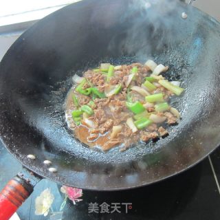 西芹洋葱炒牛肉的做法步骤：11