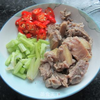 辣椒芹菜煸牛腩的做法步骤：2