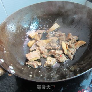 辣椒芹菜煸牛腩的做法步骤：3