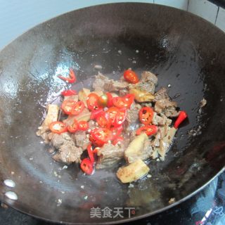 辣椒芹菜煸牛腩的做法步骤：5