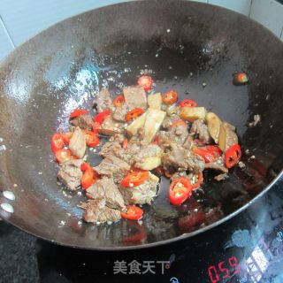 辣椒芹菜煸牛腩的做法步骤：6