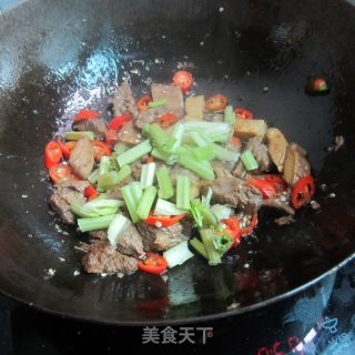 辣椒芹菜煸牛腩的做法步骤：7