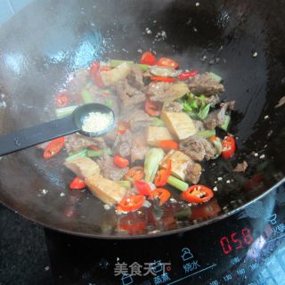 辣椒芹菜煸牛腩的做法步骤：8