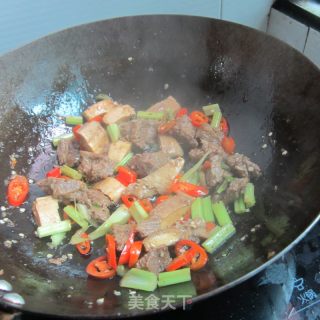 辣椒芹菜煸牛腩的做法步骤：9