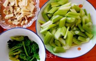 孕早期健脑宜牙菜--奶香芹菜炒核仁的做法步骤：1