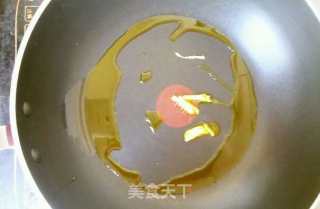 孕早期健脑宜牙菜--奶香芹菜炒核仁的做法步骤：2