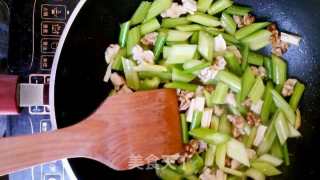 孕早期健脑宜牙菜--奶香芹菜炒核仁的做法步骤：4