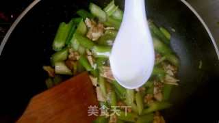 孕早期健脑宜牙菜--奶香芹菜炒核仁的做法步骤：5