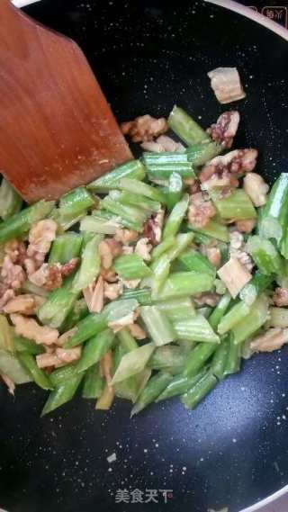 孕早期健脑宜牙菜--奶香芹菜炒核仁的做法步骤：6