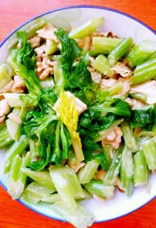 孕早期健脑宜牙菜--奶香芹菜炒核仁的做法步骤：7