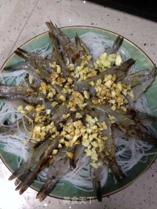 蒜蓉粉丝蒸虾的做法步骤：2