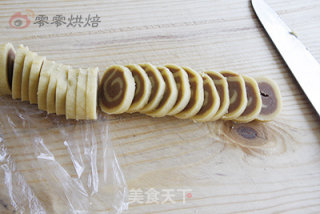 双色饼干卷卷的做法步骤：12