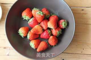 草莓伯爵的做法步骤：1
