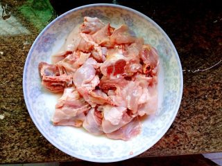 马蹄焖鸡块的做法步骤：1