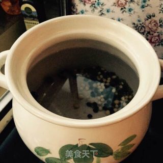 父母必备的应对孩子积食发烧的特效良方——淡豆豉三豆饮的做法步骤：2