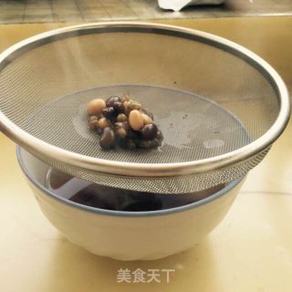 父母必备的应对孩子积食发烧的特效良方——淡豆豉三豆饮的做法步骤：3