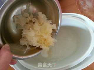 雪耳冰糖水的做法步骤：2