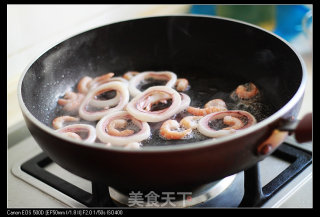 豉油皇海鲜炒粉丝的做法步骤：4