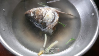 鱼头炖豆腐的做法步骤：4