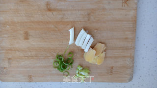 糖醋排骨的做法步骤：2