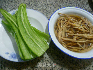 青椒炒黄花菜的做法步骤：1