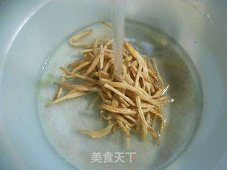 青椒炒黄花菜的做法步骤：2
