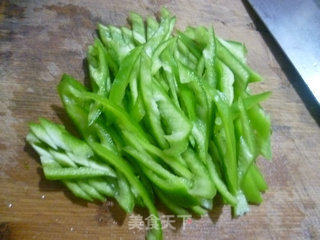 青椒炒黄花菜的做法步骤：3