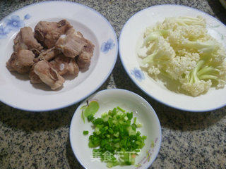 葱香花菜排骨的做法步骤：1