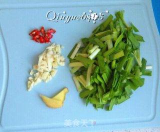 羊血炒韭菜的做法步骤：2