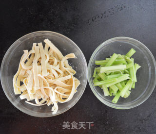 拌千张芹菜的做法步骤：3