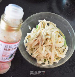 拌千张芹菜的做法步骤：6