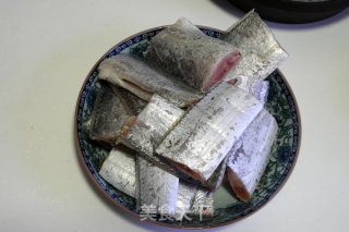 蒜香带鱼的做法步骤：1