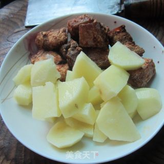土豆肉丁的做法步骤：2