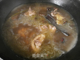 酸菜鸡汤的做法步骤：3