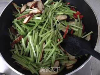家常芹菜炒香干的做法步骤：9