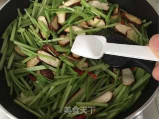 家常芹菜炒香干的做法步骤：10