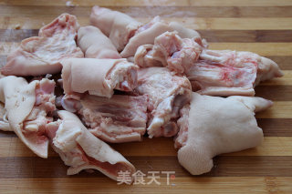 腐乳冰糖猪蹄的做法步骤：1