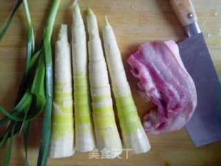 肉炖笋的做法步骤：1