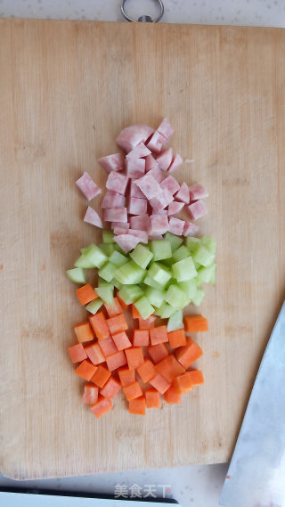 什锦虾仁炒饭——宝宝爱吃的做法步骤：1