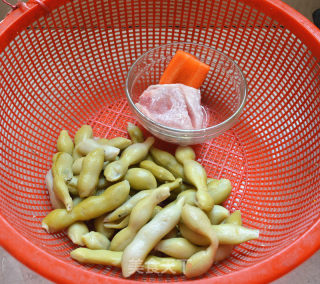五花肉炒蚕豆的做法步骤：1