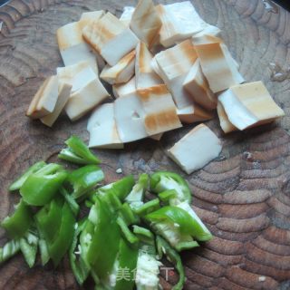 豆豉青椒香干片的做法步骤：2