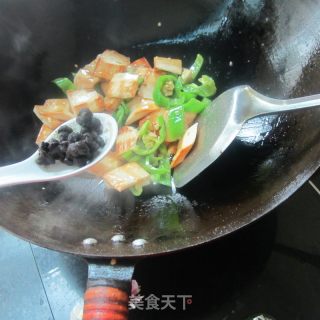 豆豉青椒香干片的做法步骤：8