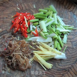 木耳芹菜丝烧全鱼的做法步骤：1