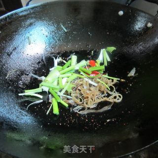木耳芹菜丝烧全鱼的做法步骤：6