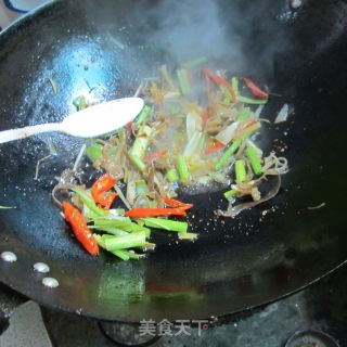 木耳芹菜丝烧全鱼的做法步骤：7