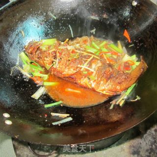 木耳芹菜丝烧全鱼的做法步骤：10